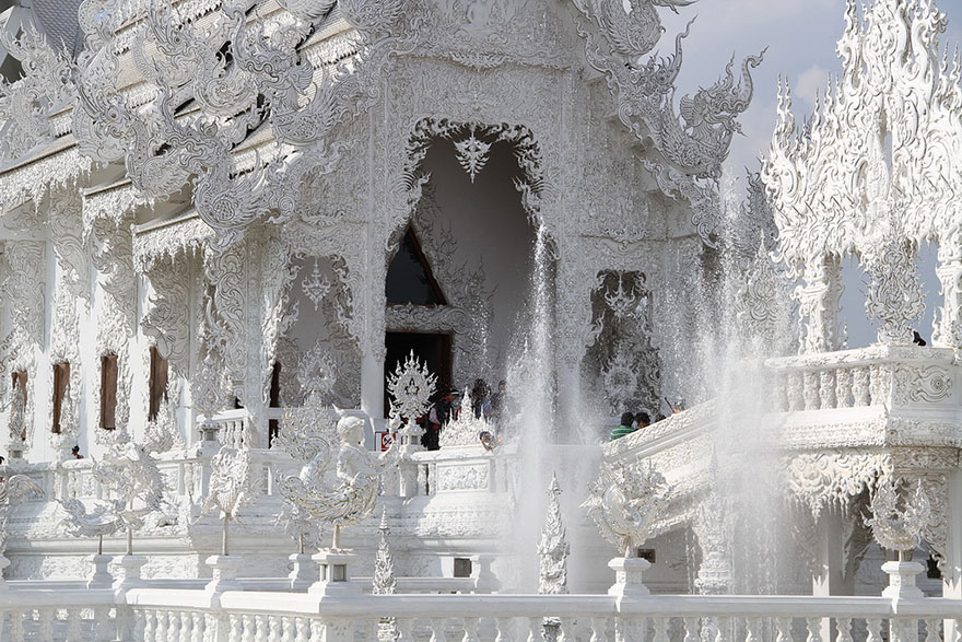 El Templo Blanco de Tailandia que parece que se ha caido del cielo 8