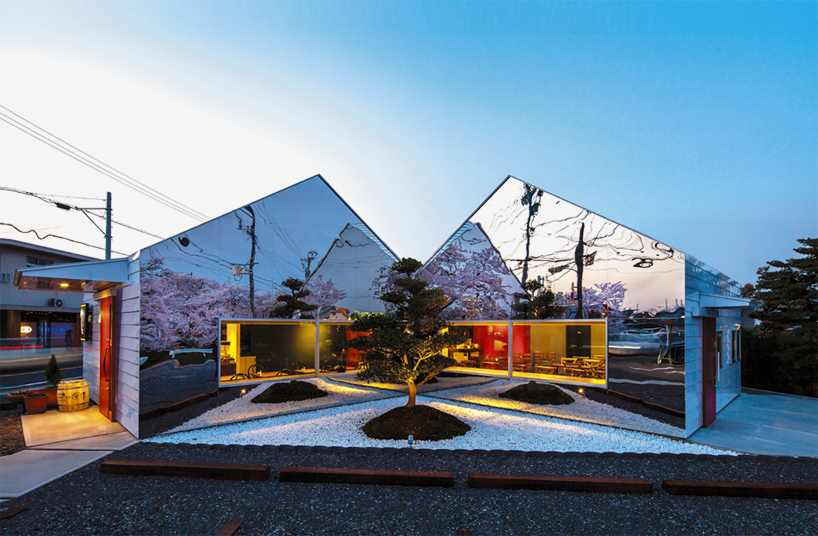 Preciosa cafeteria en Japón con espejos en su fachada para reflejar el paisaje 11
