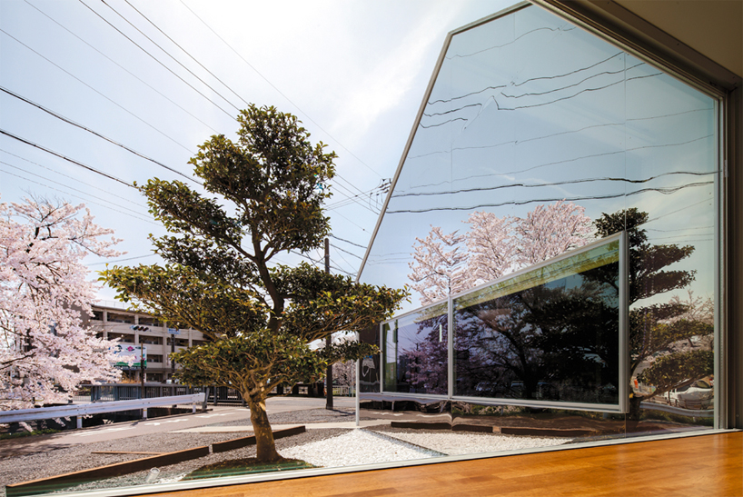 Preciosa cafeteria en Japón con espejos en su fachada para reflejar el paisaje 5