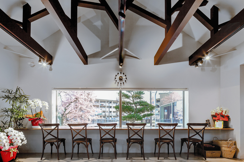 Preciosa cafeteria en Japón con espejos en su fachada para reflejar el paisaje 7