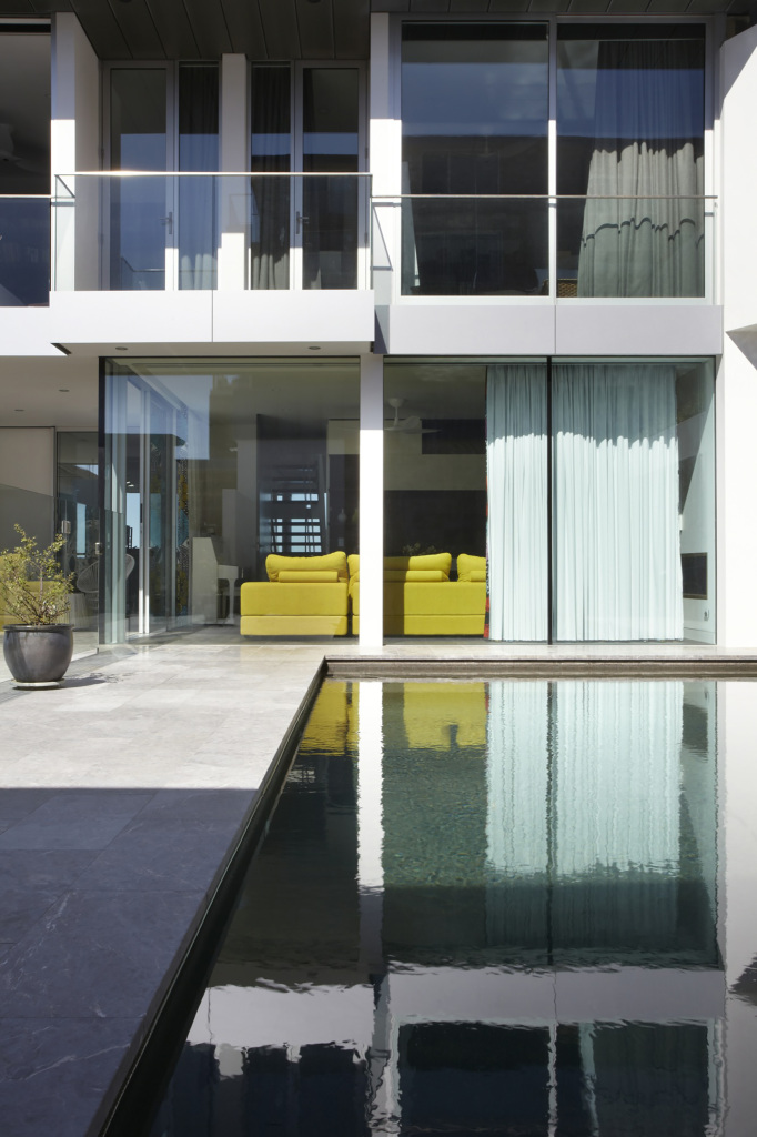 Esta casa frente al mar aprovecha su diseño moderno para adaptarse al paisaje 4