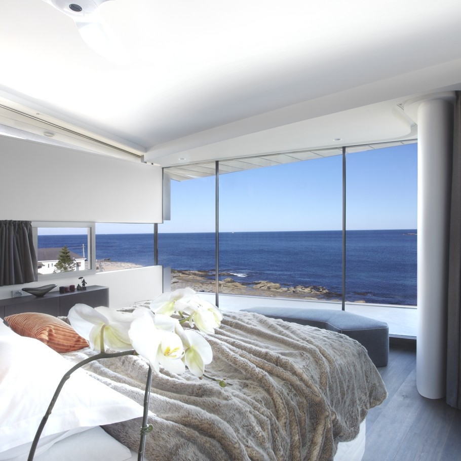 Esta casa frente al mar aprovecha su diseño moderno para adaptarse al paisaje 6