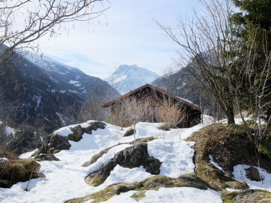Refugio militar suizo convertido en una casa modernista alpina 9