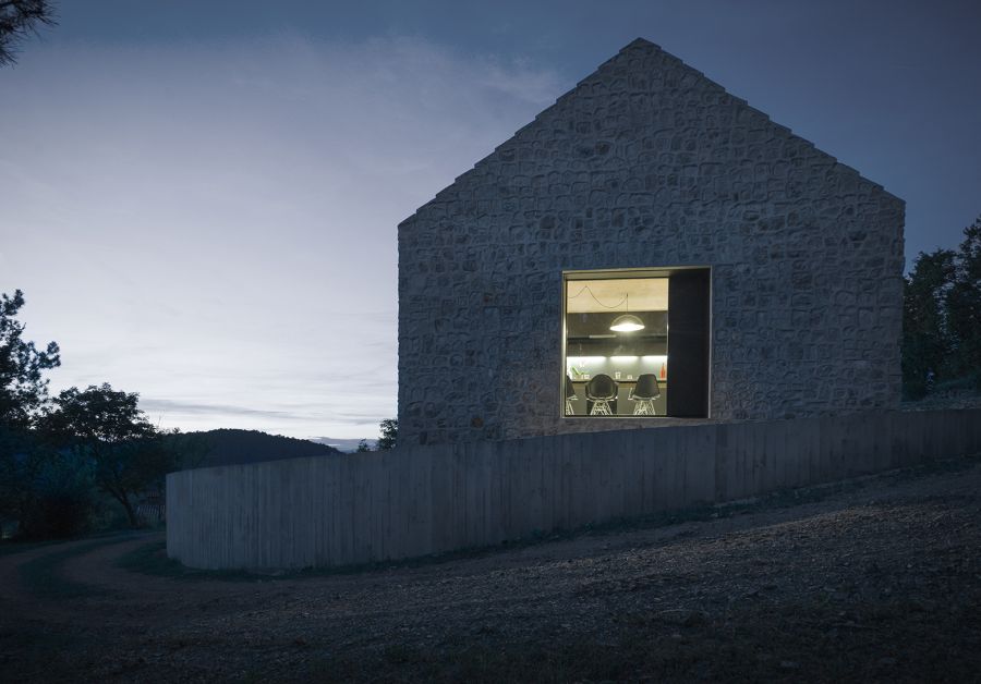 La arquitectura moderna y tradicional eslovena confluyen en esta casa compacta 12