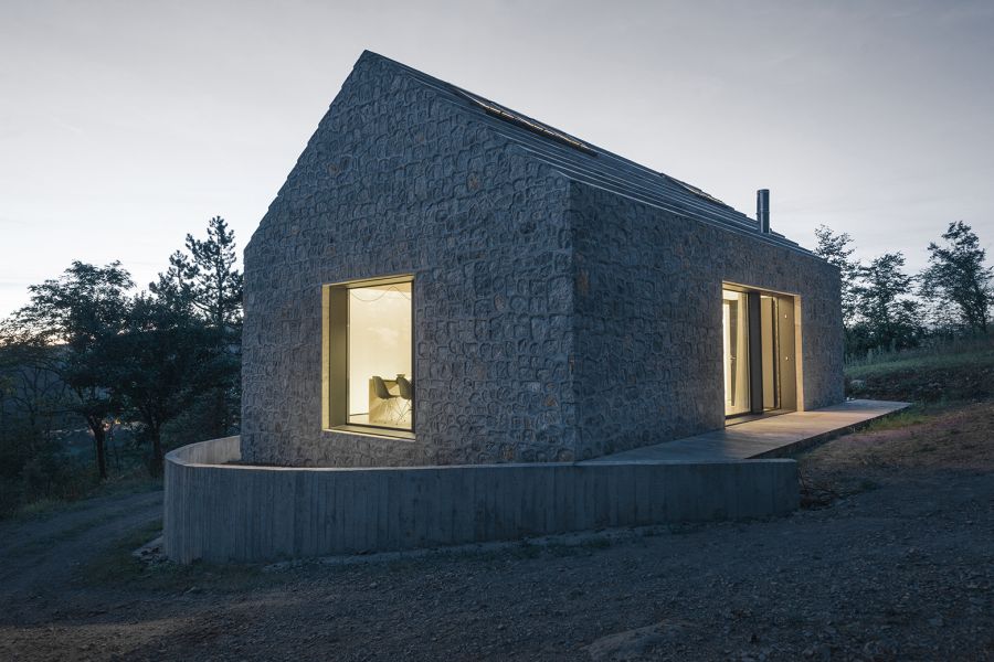 La arquitectura moderna y tradicional eslovena confluyen en esta casa compacta 13