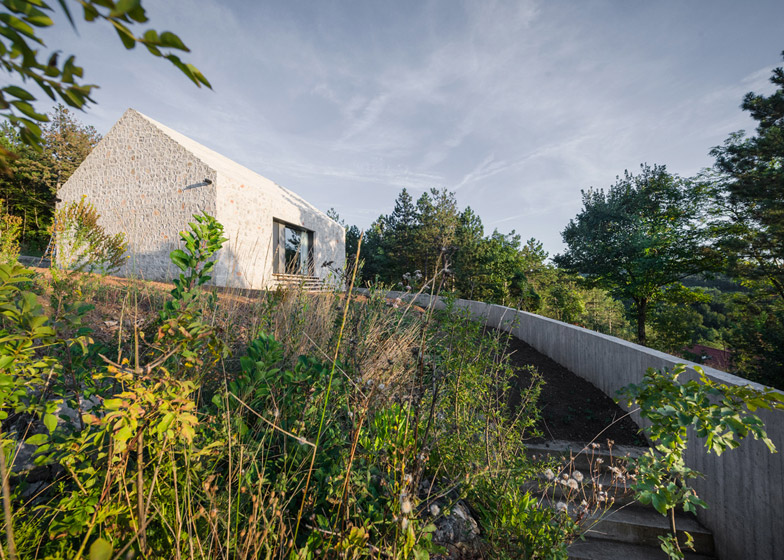La arquitectura moderna y tradicional eslovena confluyen en esta casa compacta 18