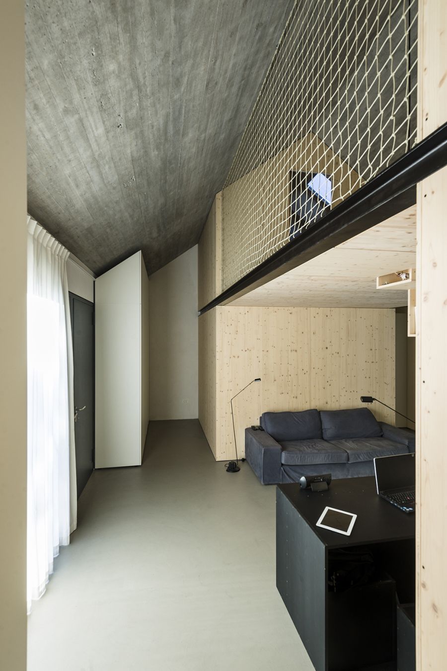 La arquitectura moderna y tradicional eslovena confluyen en esta casa compacta 21