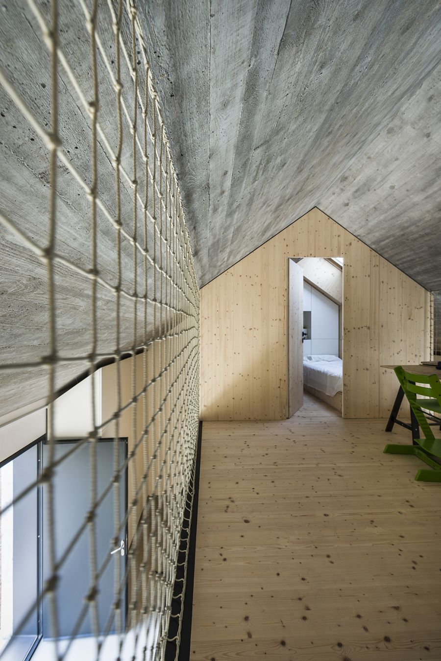 La arquitectura moderna y tradicional eslovena confluyen en esta casa compacta 22