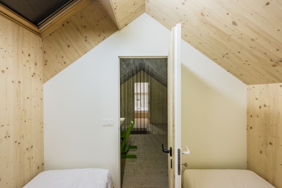 La arquitectura moderna y tradicional eslovena confluyen en esta casa compacta 27
