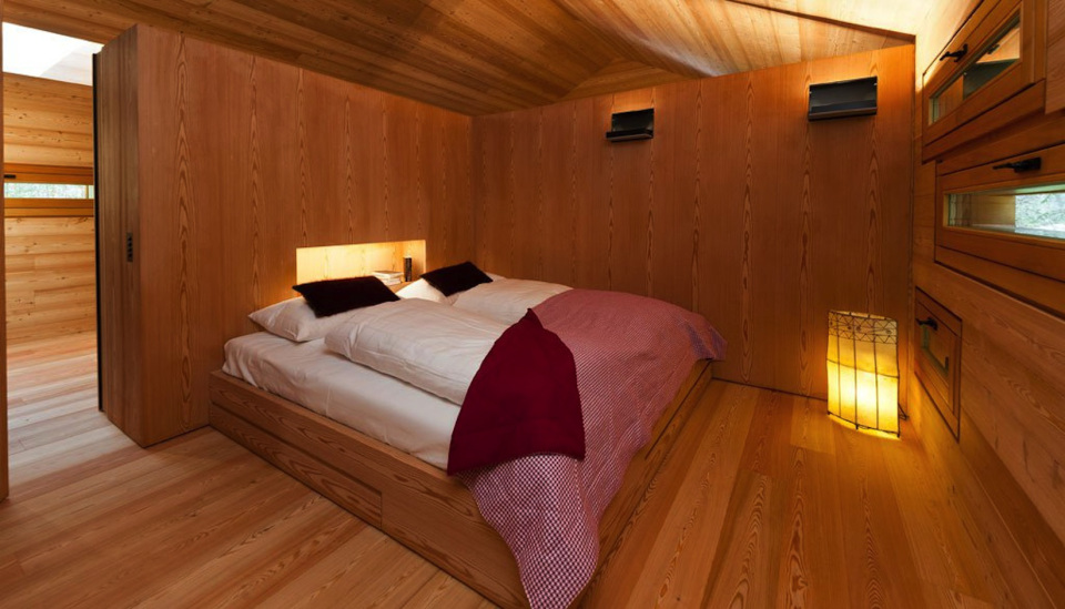 Refugio alpino hecho en madera con un toque moderno 13