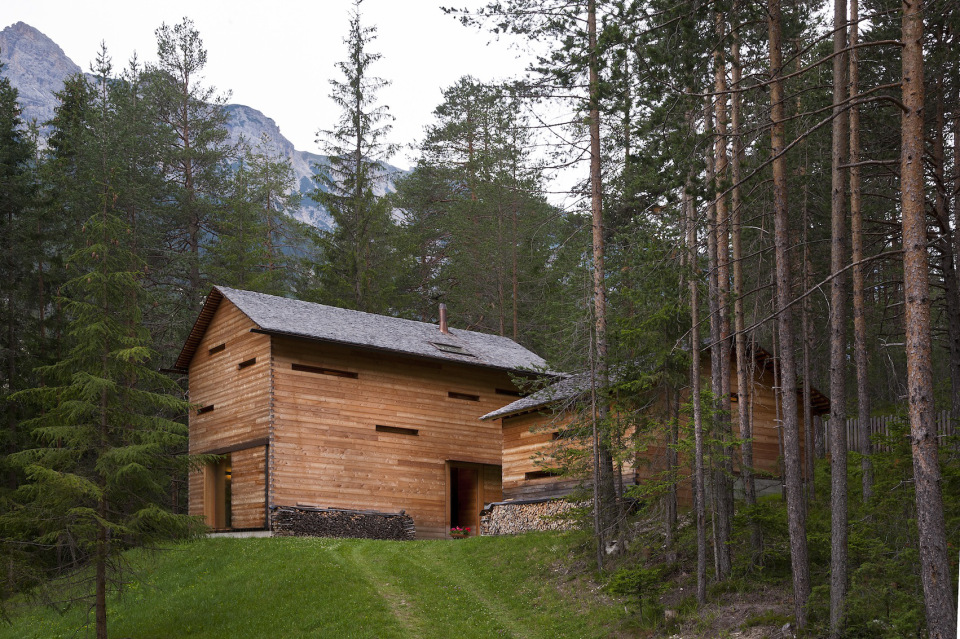 Refugio alpino hecho en madera con un toque moderno 2