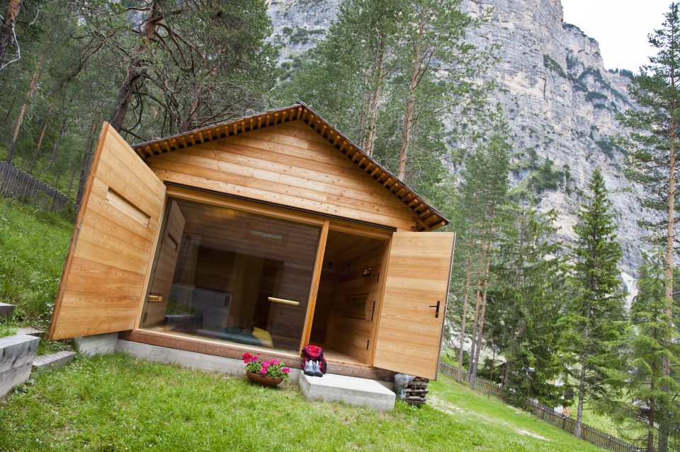 Refugio alpino hecho en madera con un toque moderno 20