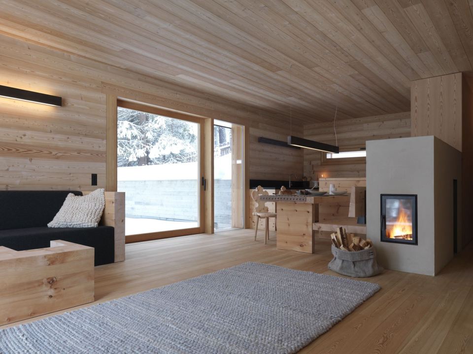 Refugio alpino hecho en madera con un toque moderno 7