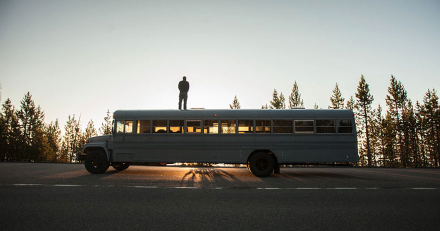 Un estudiante de arquitectura compró un autobús escolar y lo transformó en una casa móvil 10
