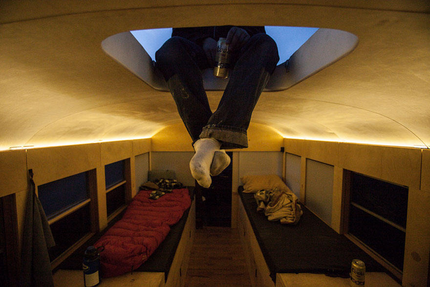 Un estudiante de arquitectura compró un autobús escolar y lo transformó en una casa móvil 3