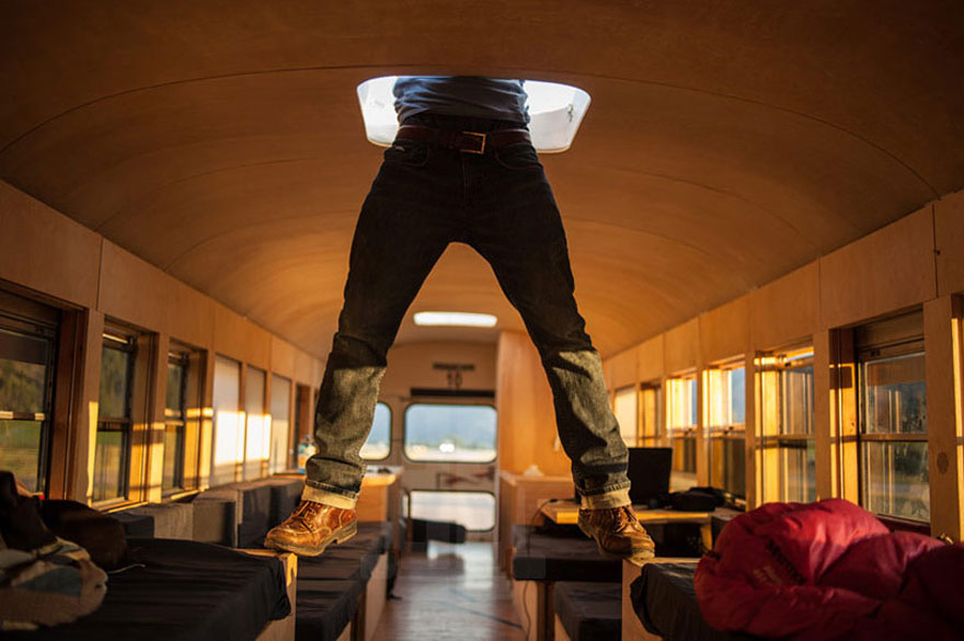 Un estudiante de arquitectura compró un autobús escolar y lo transformó en una casa móvil 6
