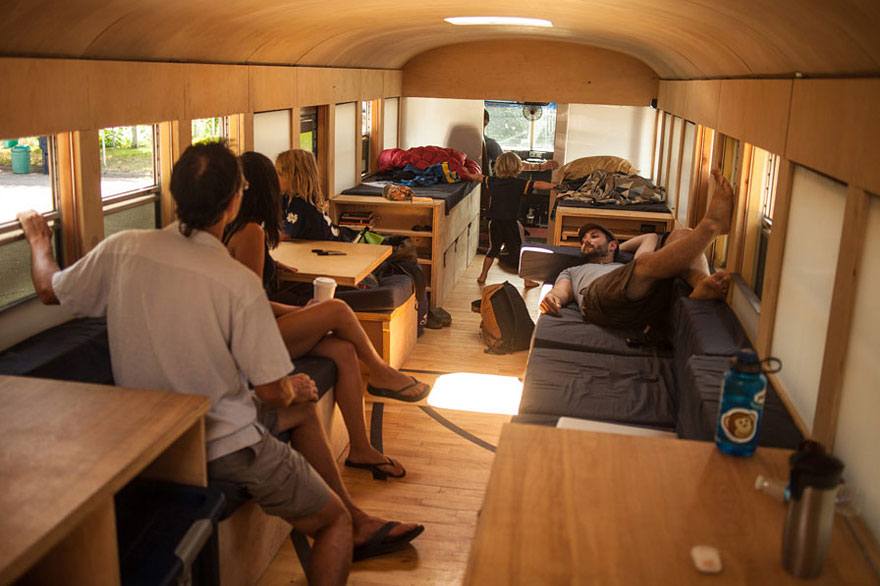 Un estudiante de arquitectura compró un autobús escolar y lo transformó en una casa móvil 8