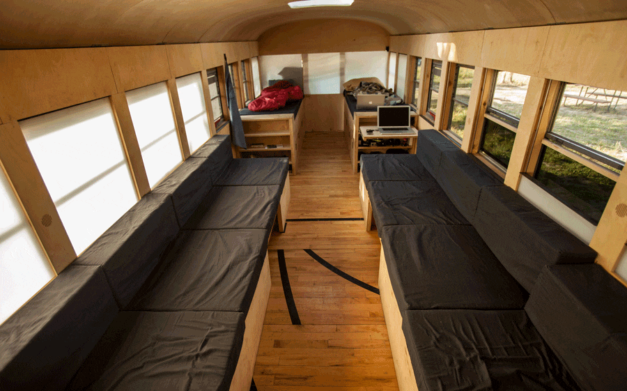 Un estudiante de arquitectura compró un autobús escolar y lo transformó en una casa móvil 9