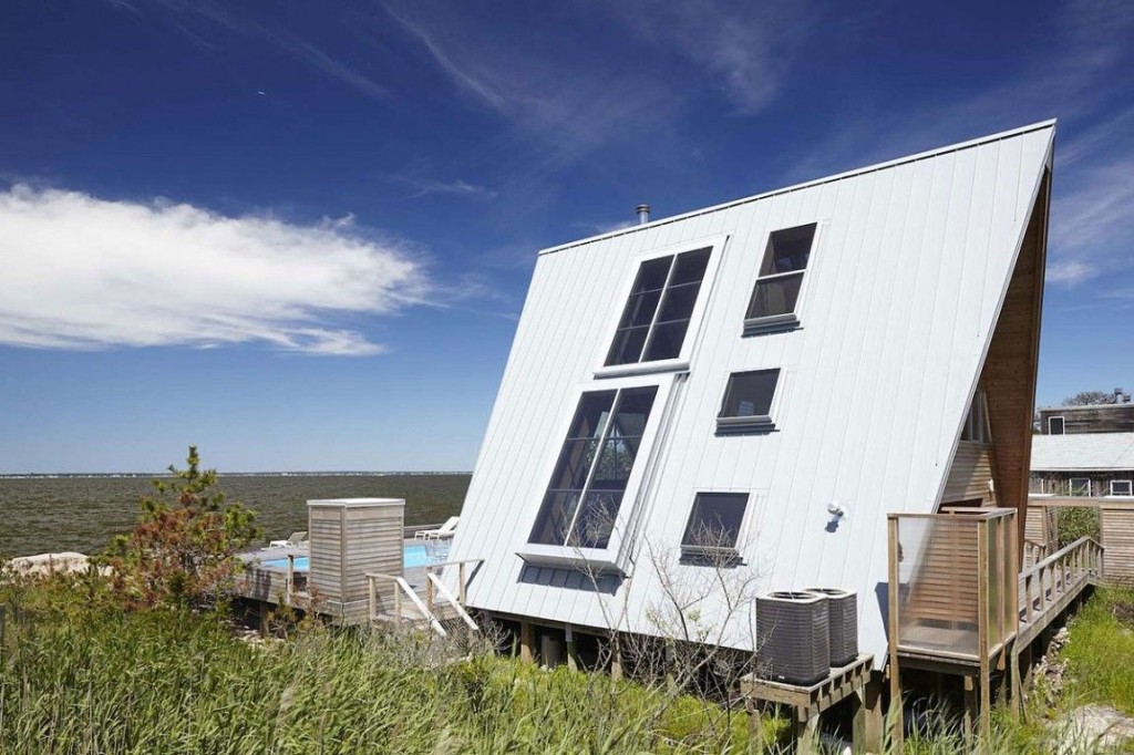 Esta casa de al lado de la playa reinventa el diseño irónico de los 60 3