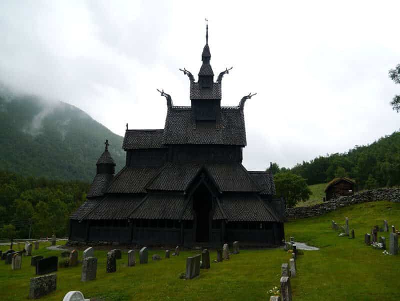 iglesia de madera de borgund con cabezas de dragones en el tejado