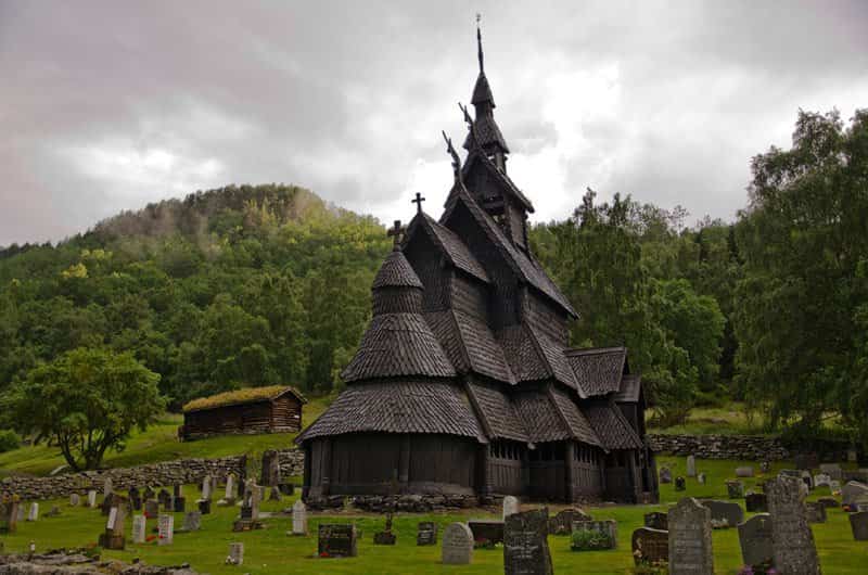 Cementerio rodea la iglesia de madera de Borgund