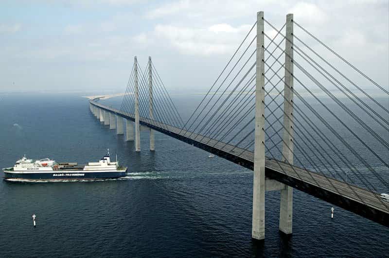El Puente Øresund permite el paso de barcos por su parte inferior