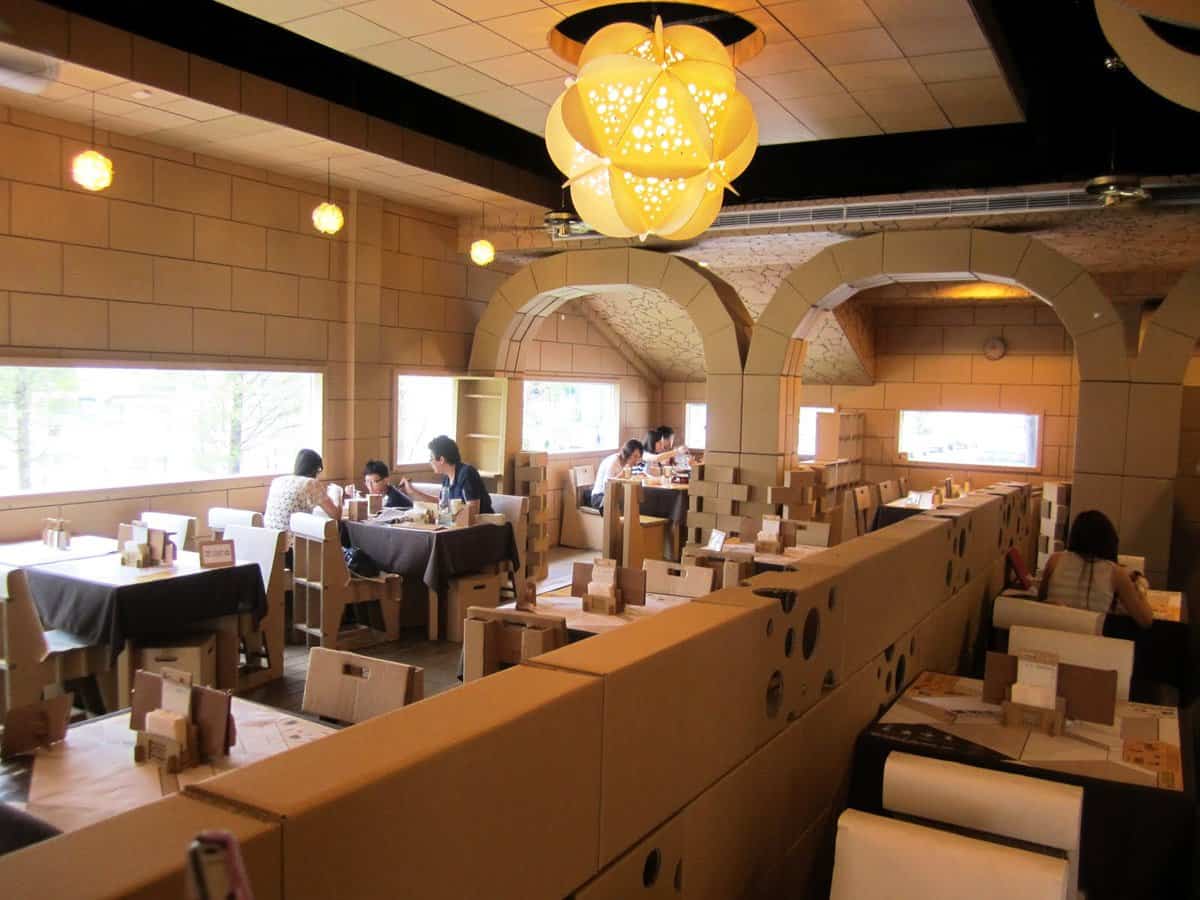 Restaurante construido con cartón reciclado en China