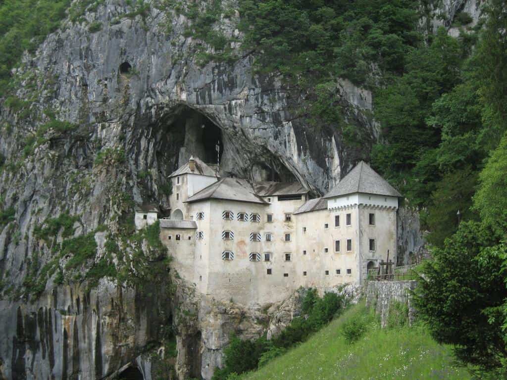 Edificios increíbles - Castillo en una cueva