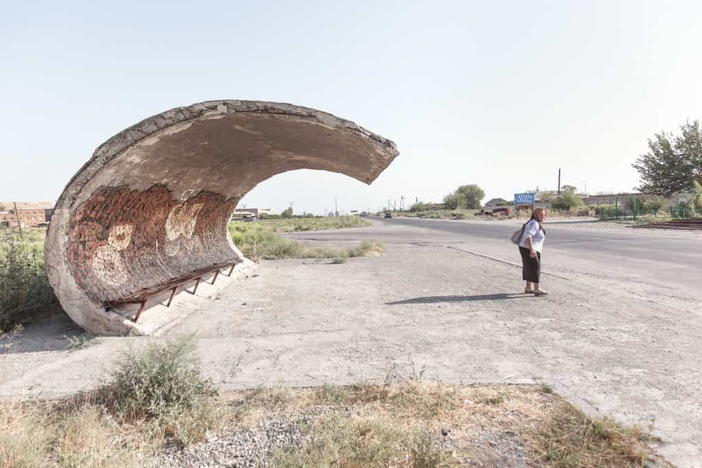 Arquitectura soviética parada de autobús - Armenia