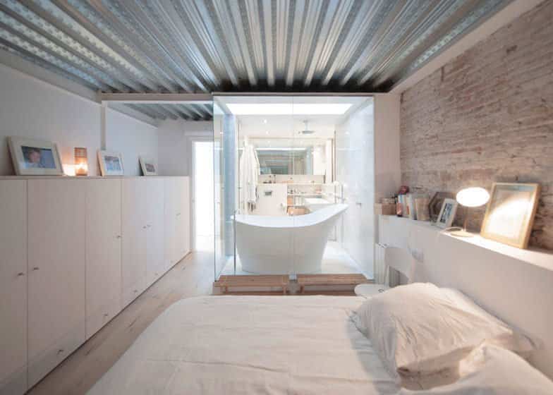 reforma edificios viejos - lechería en Barcelona transformado en un loft
