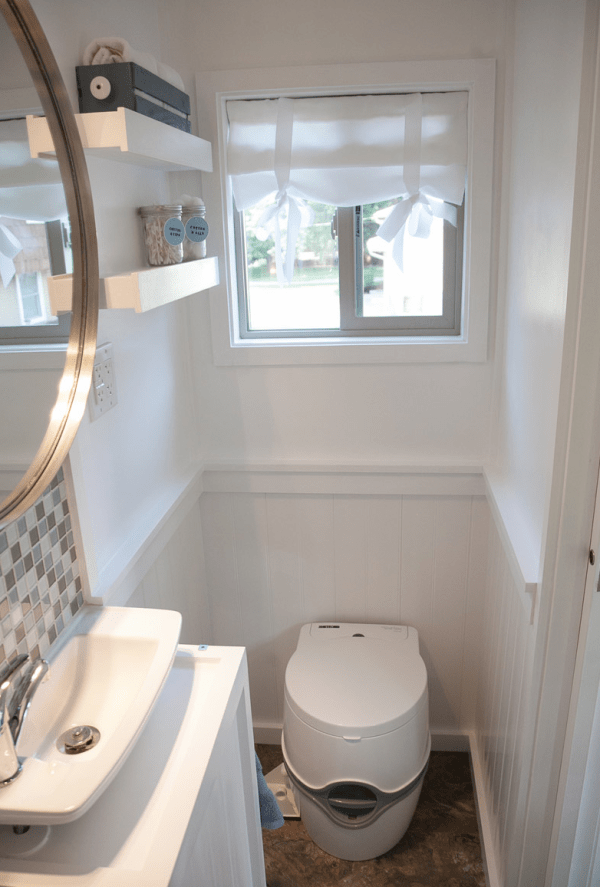Casa pequeña - vista general del baño