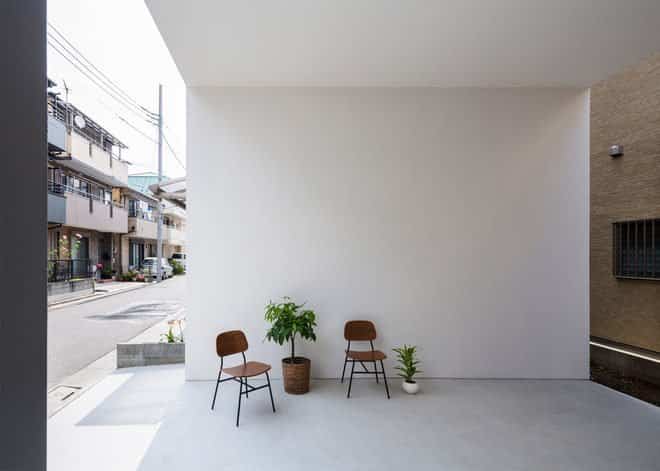 Casa minimalista japonesa entrada a la vivienda