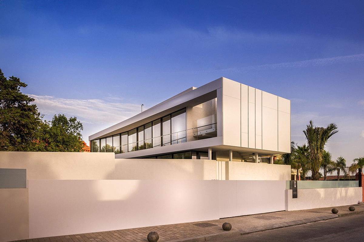 Casa moderna a orillas del Mediterráneo con puerta de acceso personalizada