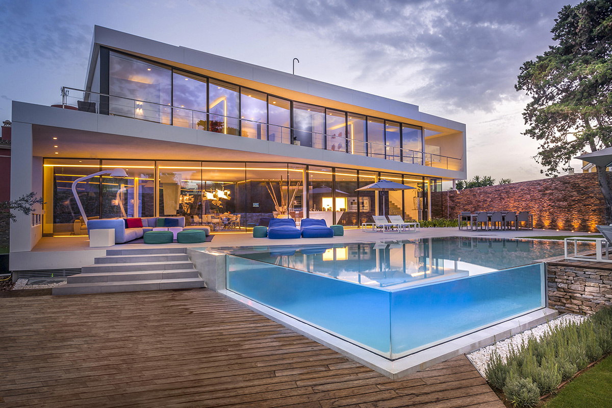 Casa moderna a orillas del Mediterráneo con piscina de cristal