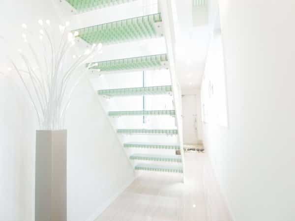 moderna casa japonesa escaleras que dejan pasar la luz