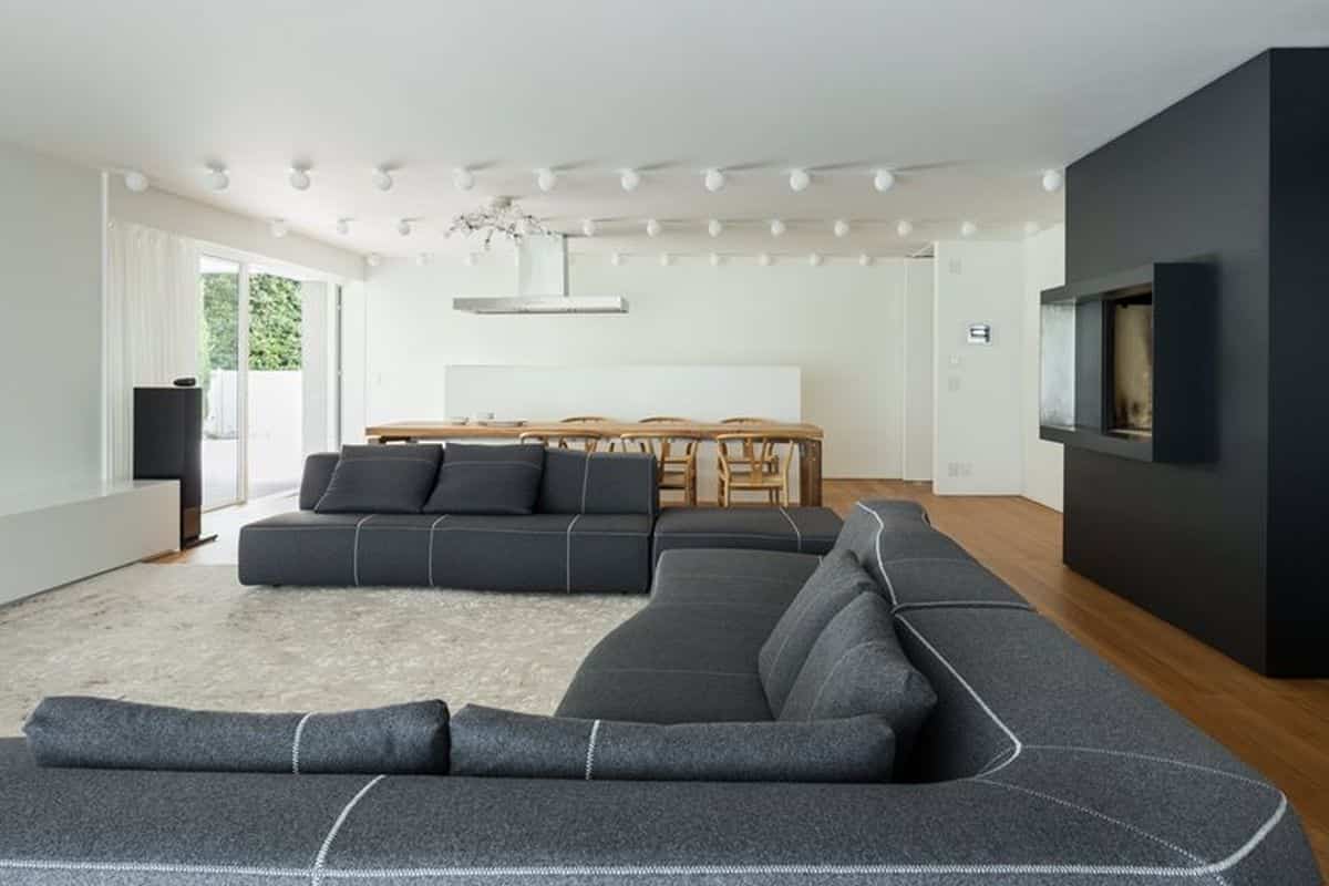 residencia moderna en Montebelluna - sillón de gran tamaño