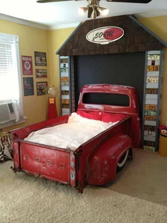 vieja camioneta para decorar la casa - cama infantil