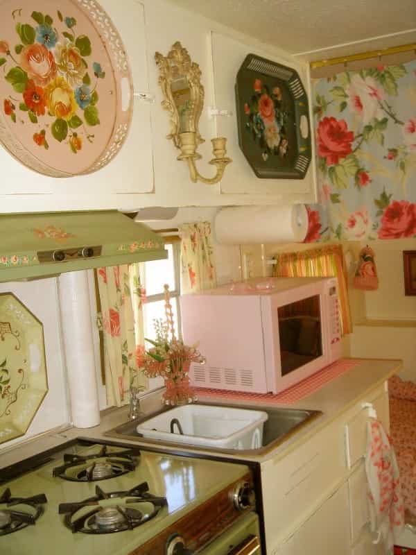 casa con ruedas vintage - microondas rosa