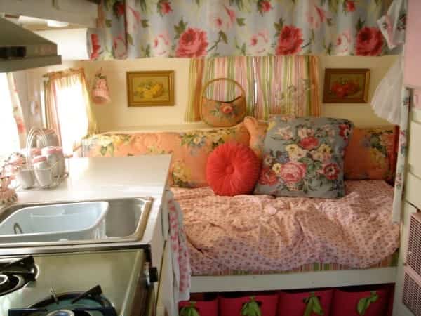 casa con ruedas vintage - cama con toques florales