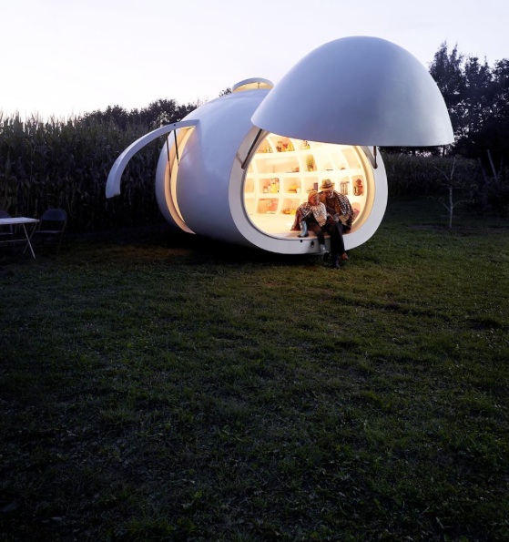 casa pequeña con forma de huevo gigante - un porche para disfrutar
