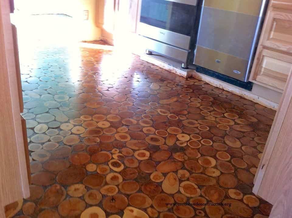 suelo con discos de madera - mano de poliuretano