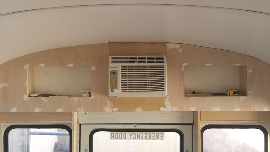 viejo autobús escolar convertido en casa - bomba de aire