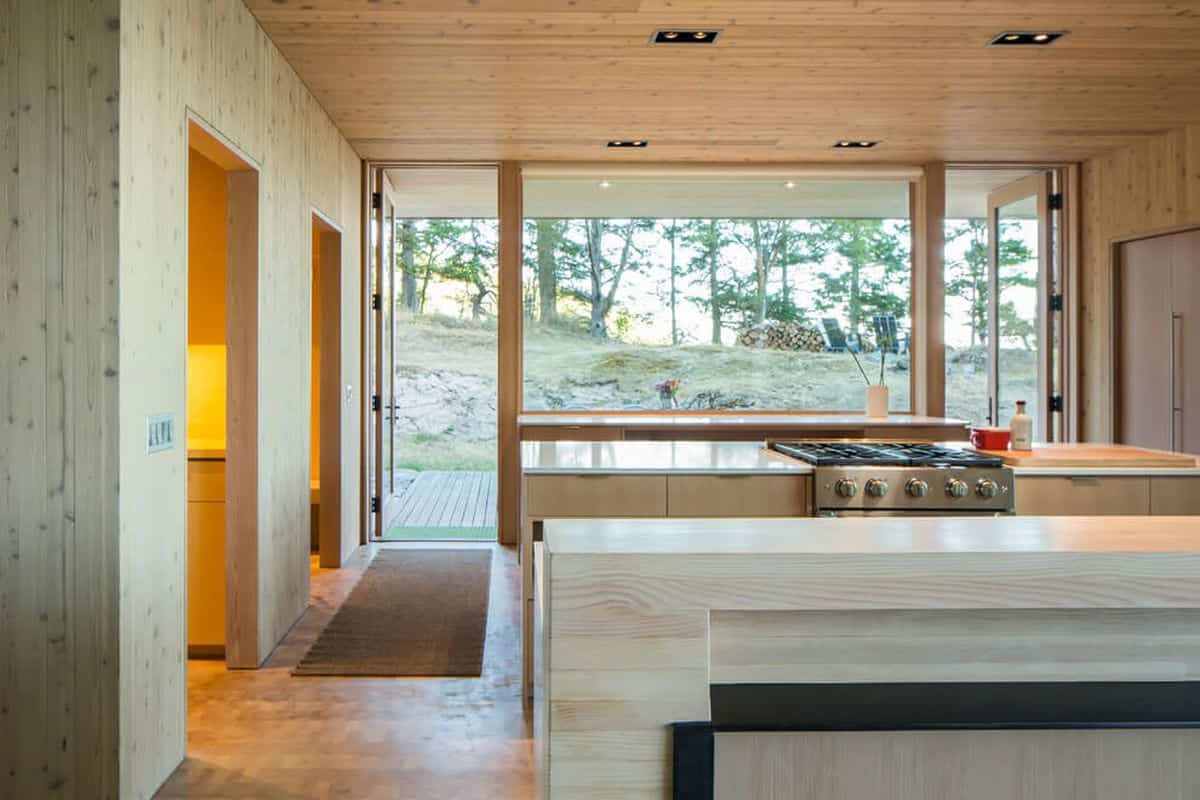casa de campo moderna Lone Madrone con cocina de madera