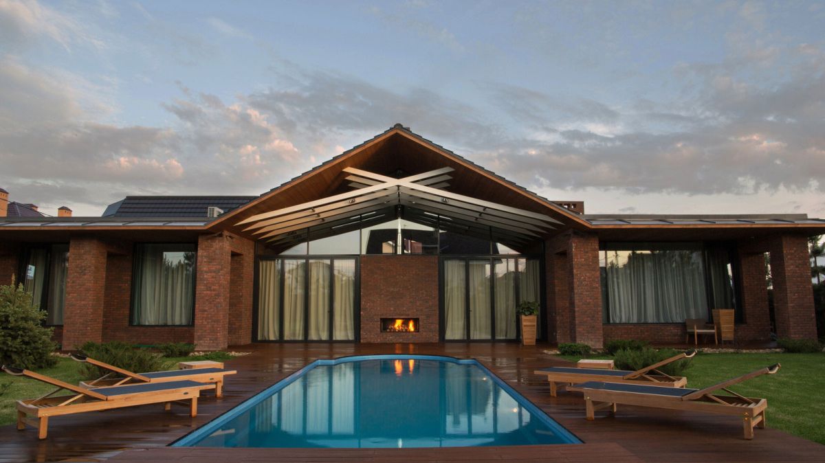 casa simétrica en rostov con piscina en el patio