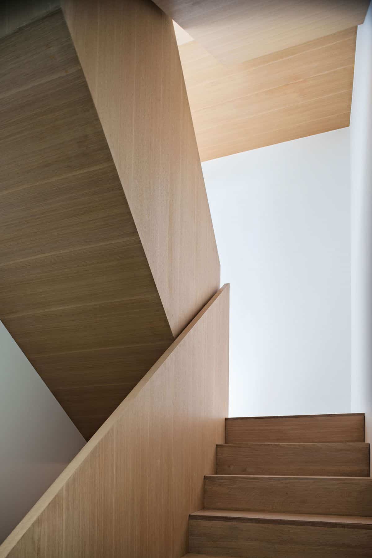 intrigante casa en Toronto - escalera de madera