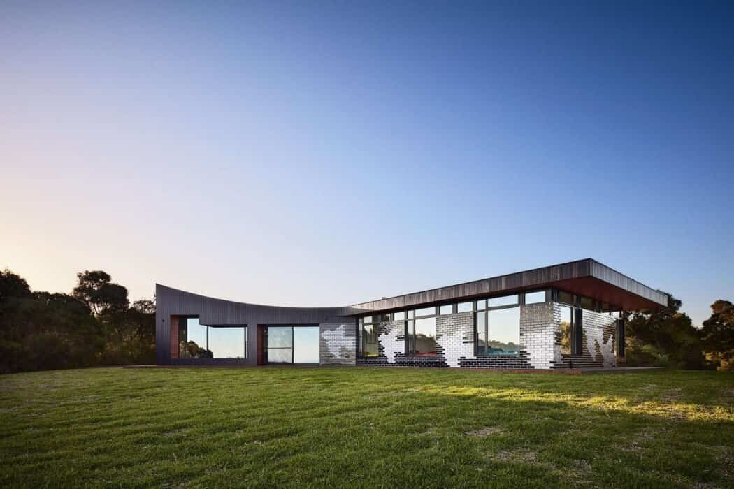 casa moderna en Australia con imagen de aves en la fachada