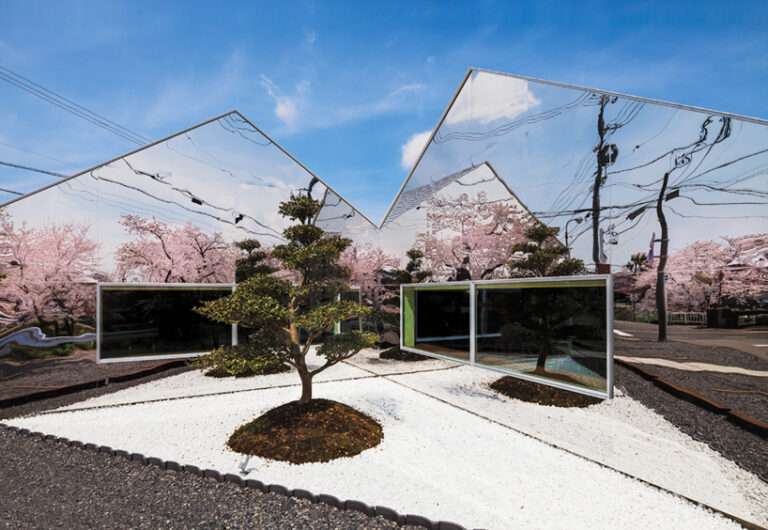 Preciosa cafetería en Japón con espejos en su fachada para reflejar el paisaje