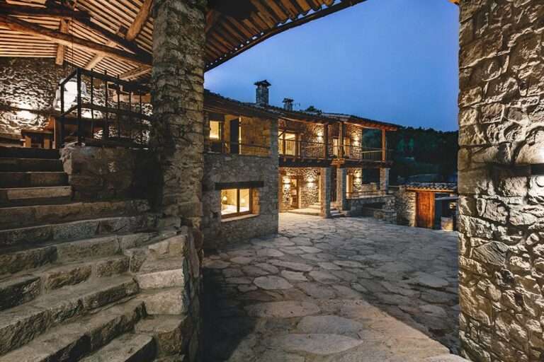 Renovación contemporánea de una casa rural en La Vedanya, España