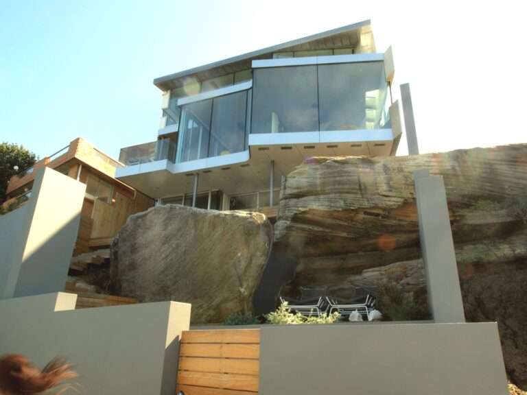 Esta casa frente al mar aprovecha su diseño moderno para adaptarse al paisaje