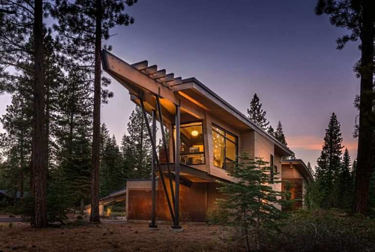 Flight House, una casa moderna que se mezcla con la belleza rústica